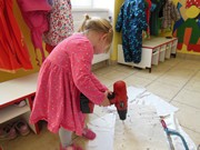 Šroubujeme, zatloukáme, vrtáme a řežeme -polytechnika ve školce